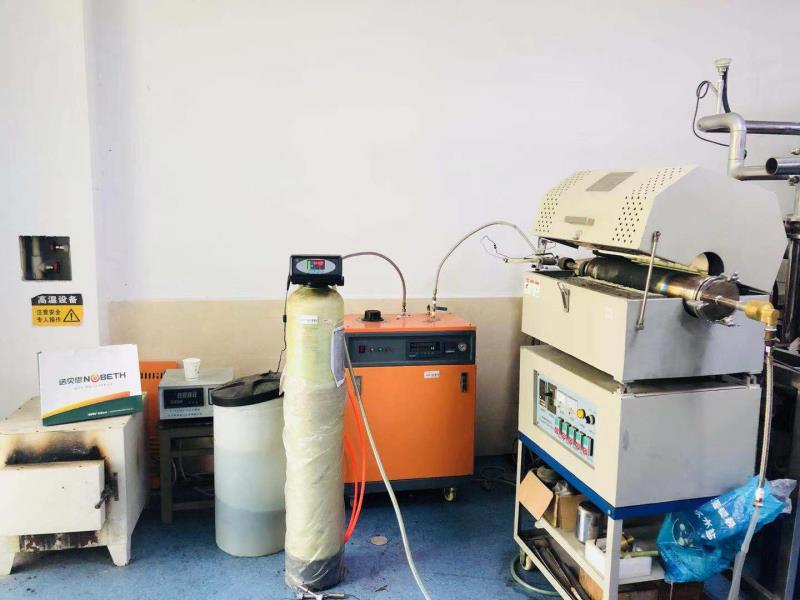 南京大学实验室使用蒸汽发生器进行化学实验