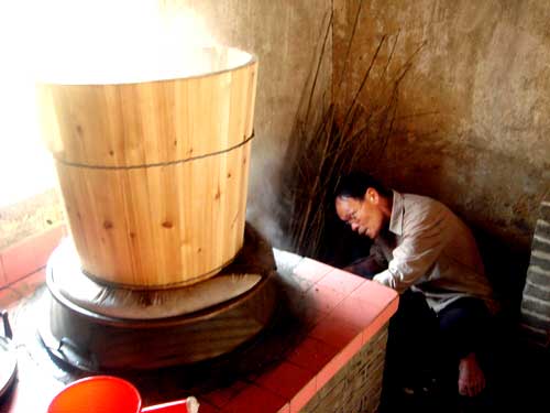 使用蒸汽发生器进行蒸糯米酿造米酒