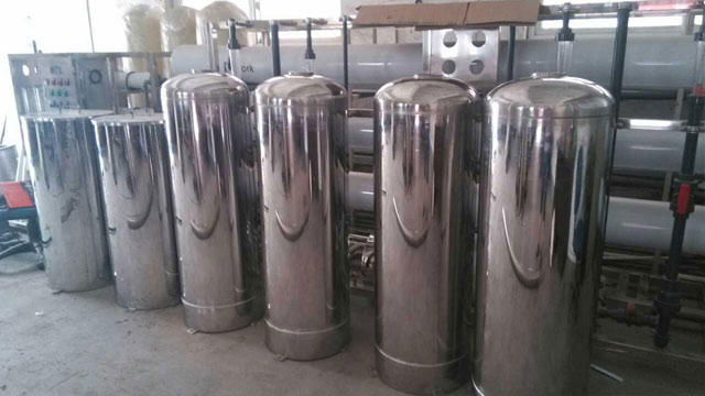 不锈钢容器生产难免有污渍，使用蒸汽发生器高温清洗效果好