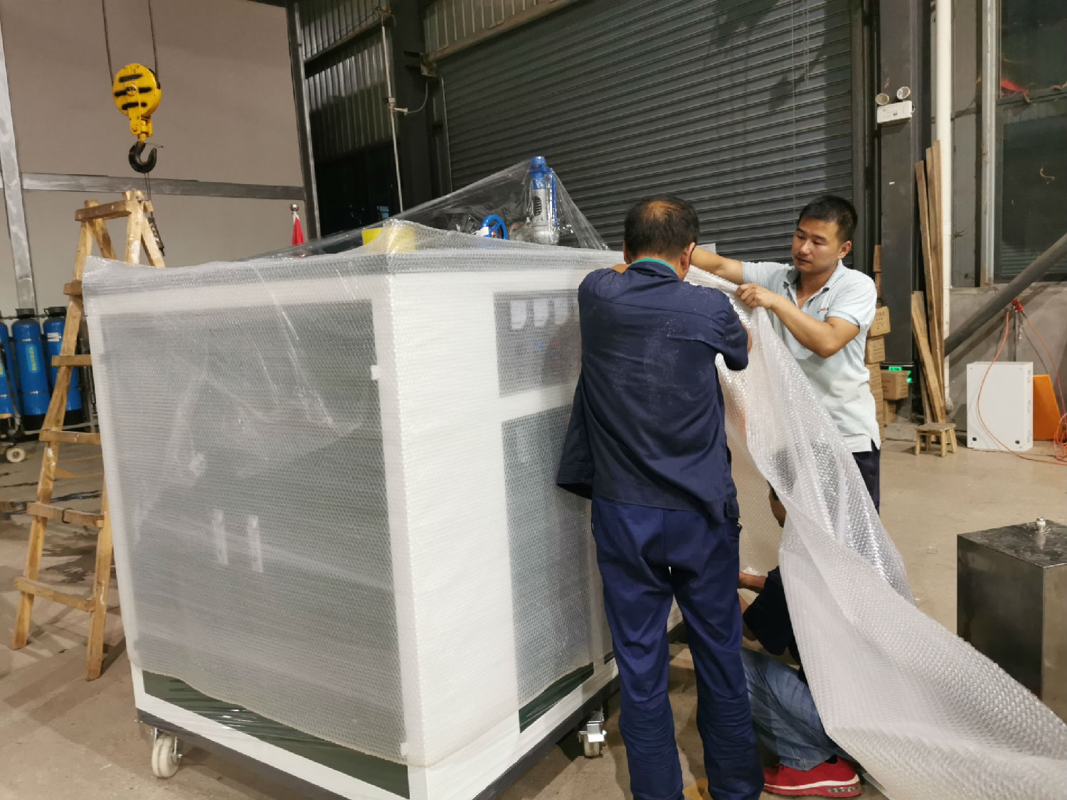 酿酒电加热蒸汽发生器发往上海，工人师傅们正在打包中