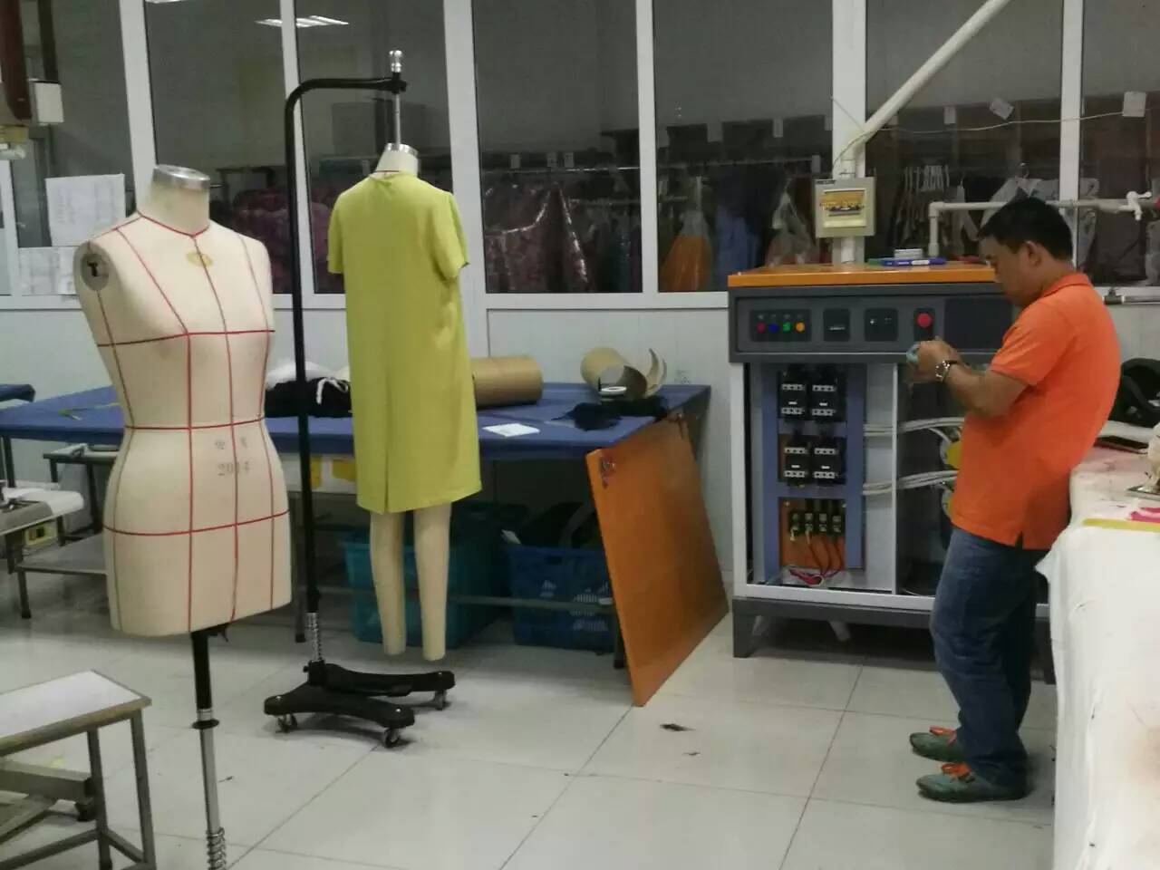 广东服装厂整烫电蒸汽发生器实现服装厂蒸汽自由，蒸汽节能无浪费